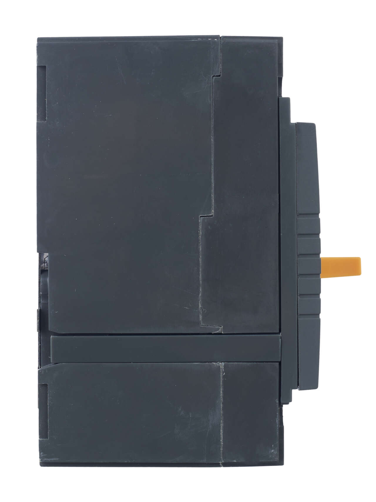Пластиковые детали корпуса выключателей выполнены из стеклонаполненного полиамида, обеспечивающего устойчивость к деформациям, возникающим при коротком замыкании.